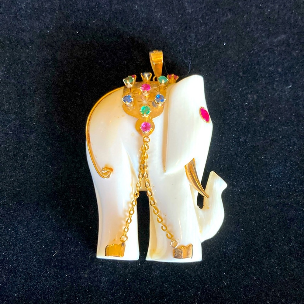 14kt gold with white bone/plastic ? elephant - Picture 1 of 9